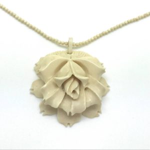 フラワーモチーフネックレス